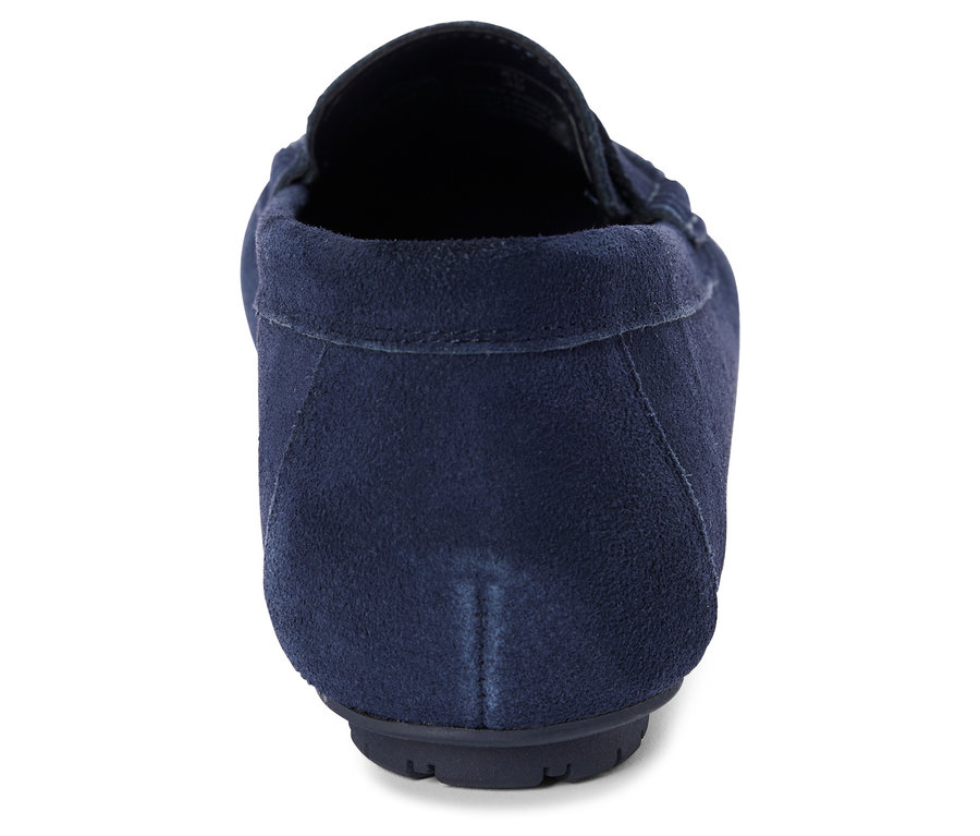 Egyetlen sötétkék velúr mokaszin hátulnézete.