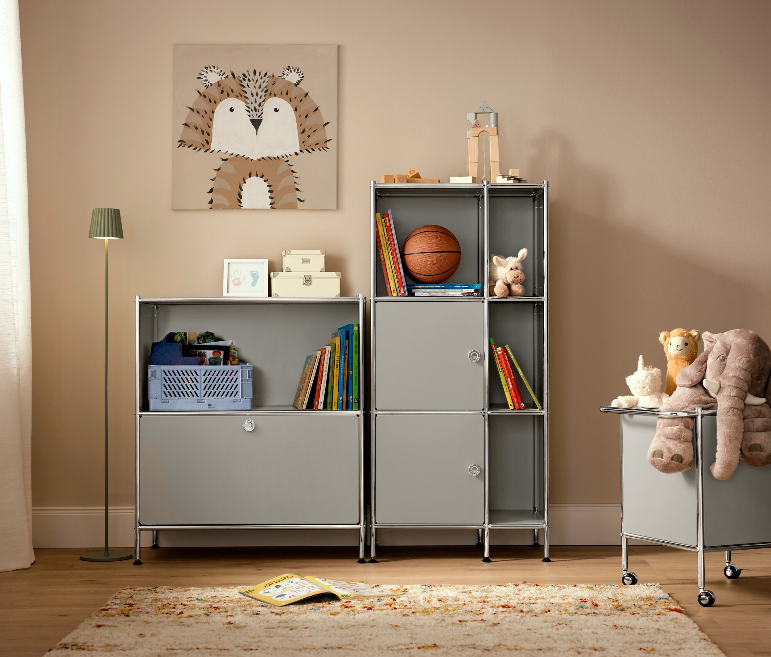 Gyerekszoba berendezése bézs »Himalaya« szőnyeggel és zsálya színű LED-es akkumulátoros kültéri állólámpával.