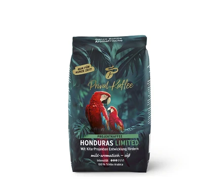 Sötétzöld Privat Kaffee Limited Edition Honduras kávécsomag trópusi mintával és két vörös arapapagájjal.