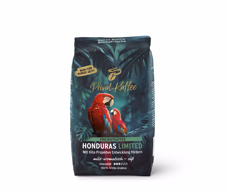 Sötétzöld Privat Kaffee Limited Edition Honduras kávécsomag trópusi mintával és két vörös arapapagájjal.