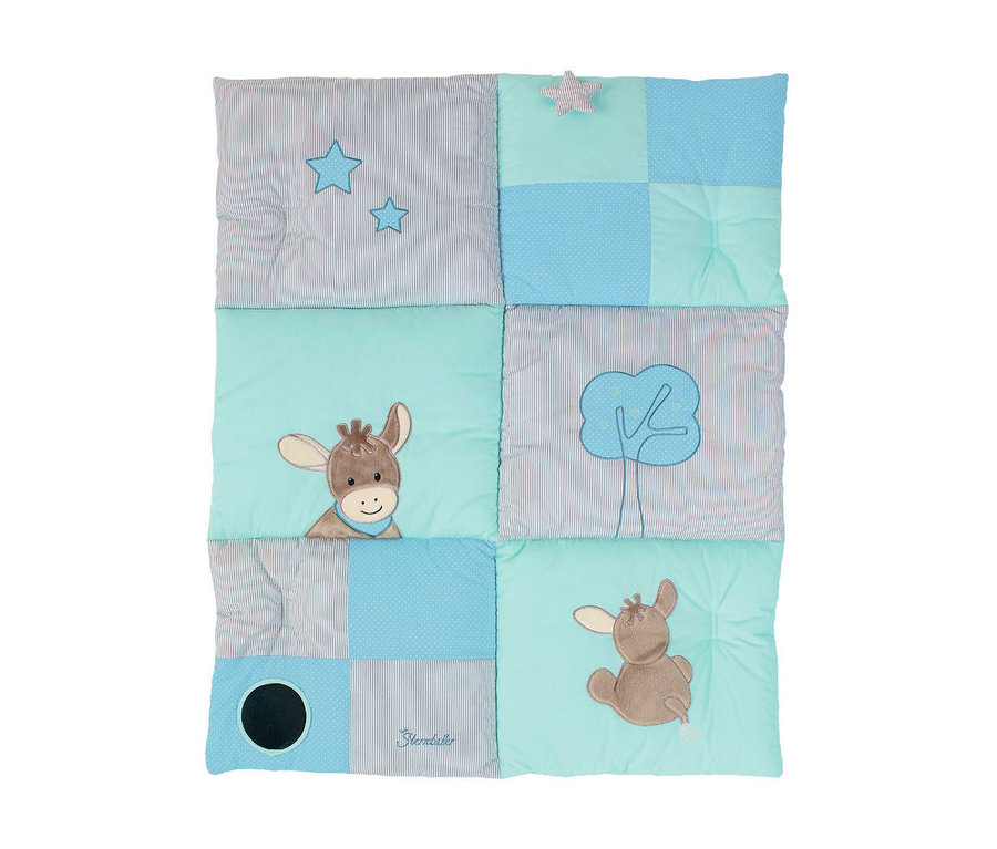 Négyzet alakú babajátékszőnyeg patchwork mintával, világoskék, mentazöld és szürke csíkokkal. Hímzett elemeket tartalmaz, mint például egy szamárfej, egy szamár hátsó része, egy fa és csillagok. Az egyik sarokban egy kis 3D csillag, a másikban egy fekete kör lyukkal. A „Sterntaler” logó is látható.
