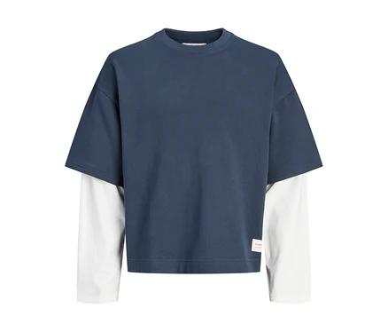 Jack&Jones kétrétegű póló sötétkék rövid ujjú felsővel, fehér hosszú ujjú alap felett.