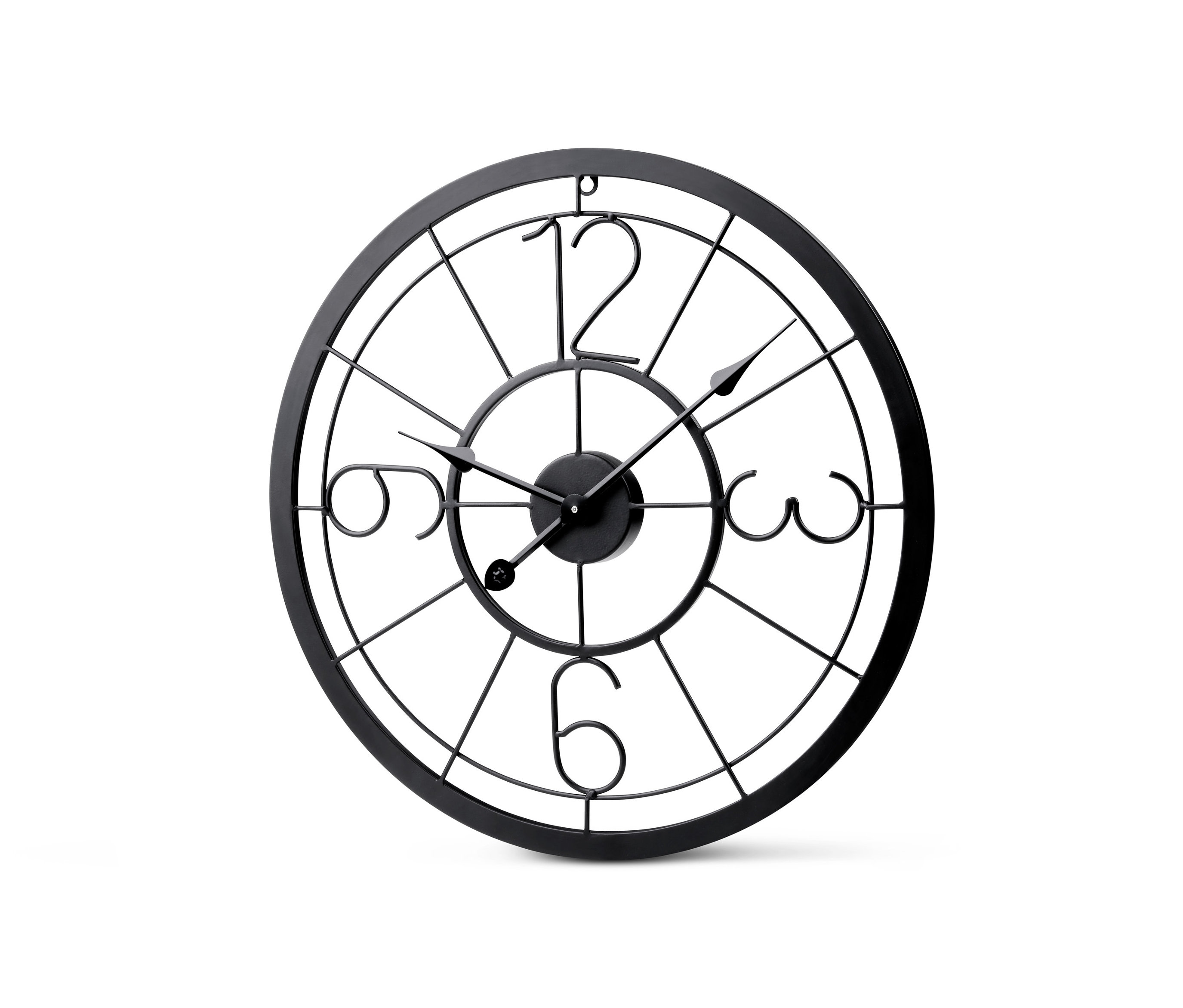 Egy fekete fém falióra mutatja az időt.