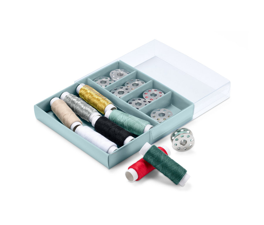 Cérnakészlet egy kék dobozban, átlátszó fedéllel.