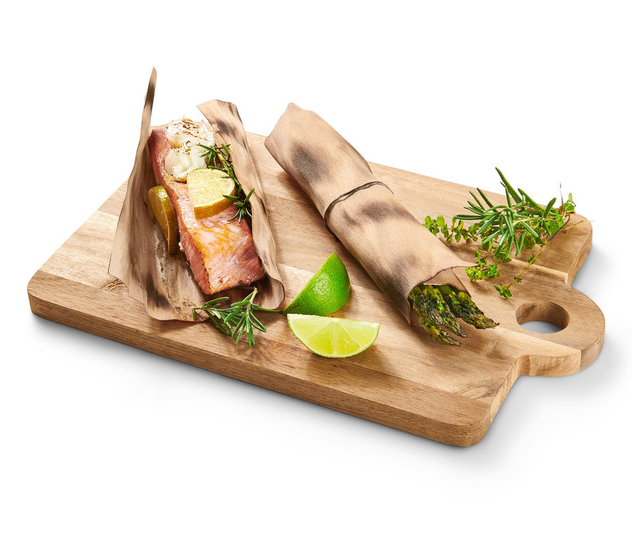 Lazac és spárga fa deszkán, 8 wrap grillpapír szettben.