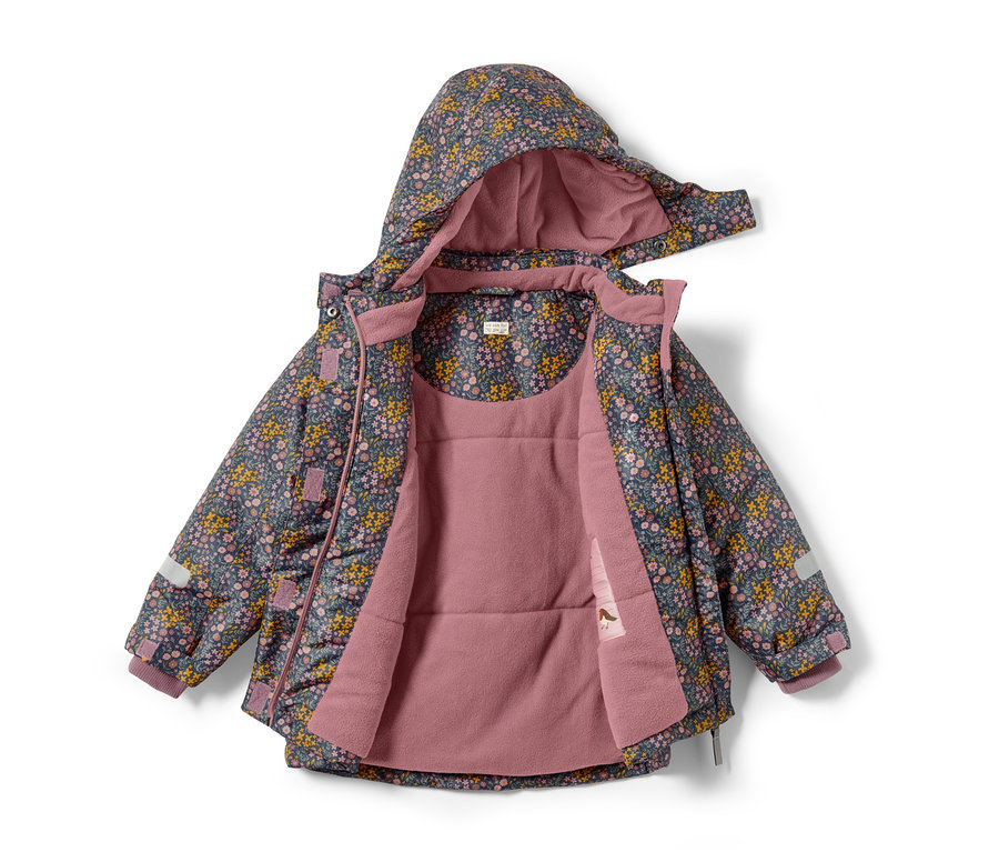 Közeli kép egy kinyitott, virágmintás, rózsaszín bélésű, kétrészes téli overálról.