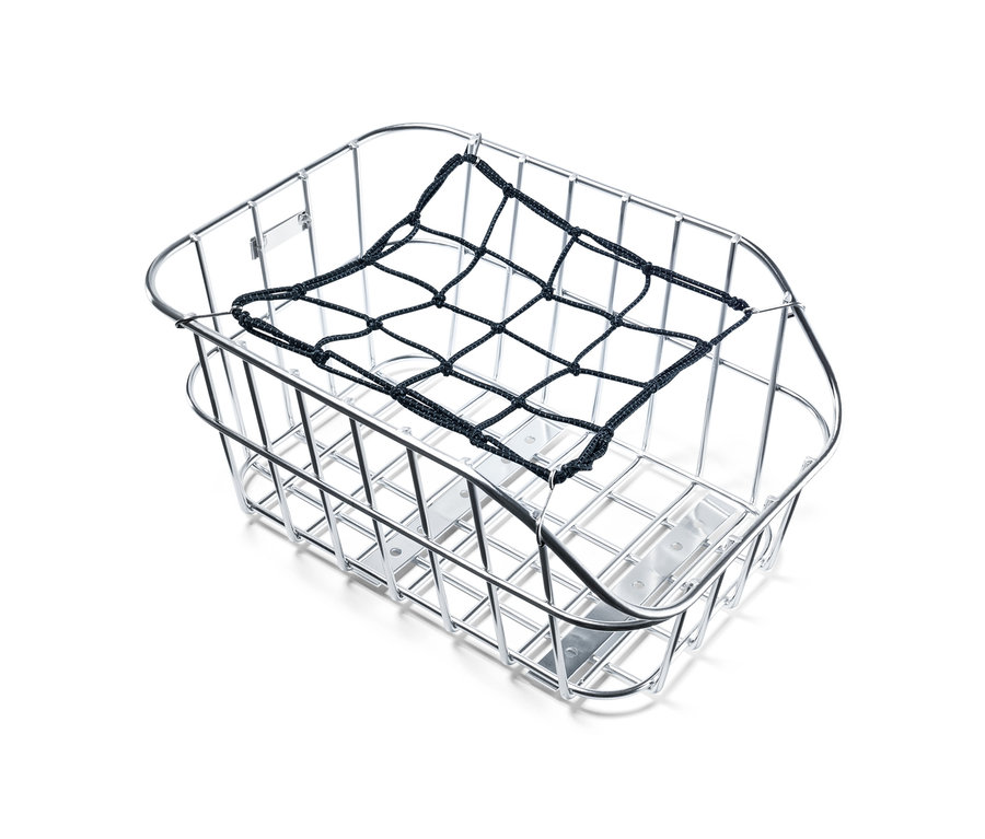 Egy fekete kerékpáros csomagrögzítő háló van kifeszítve egy ezüst színű drótkosár fölött.