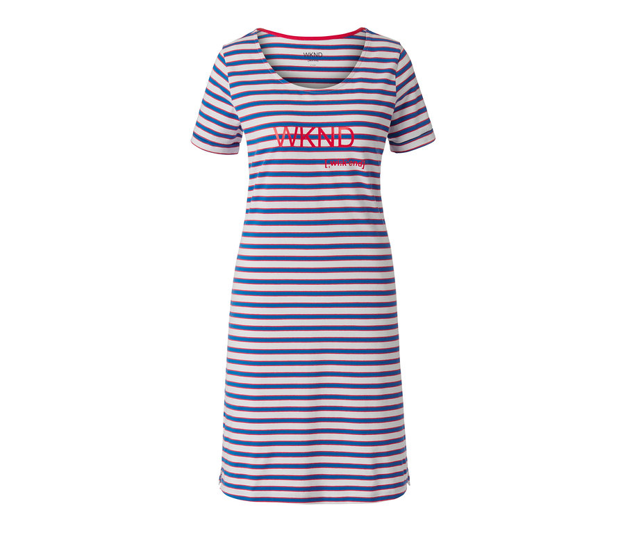 Csíkos, rövid ujjú hálóing felirattal.