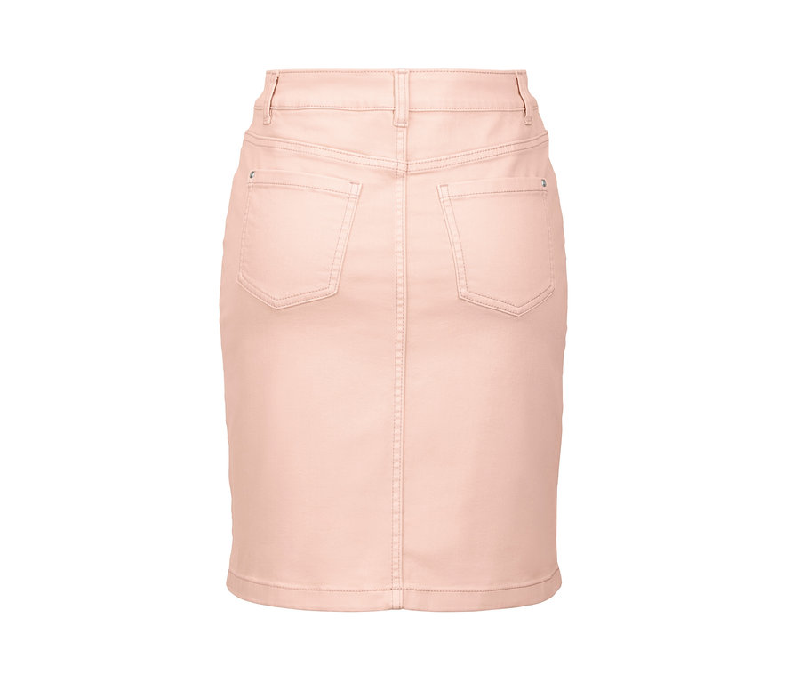 Egy rózsaszín farmer szoknya részlete.