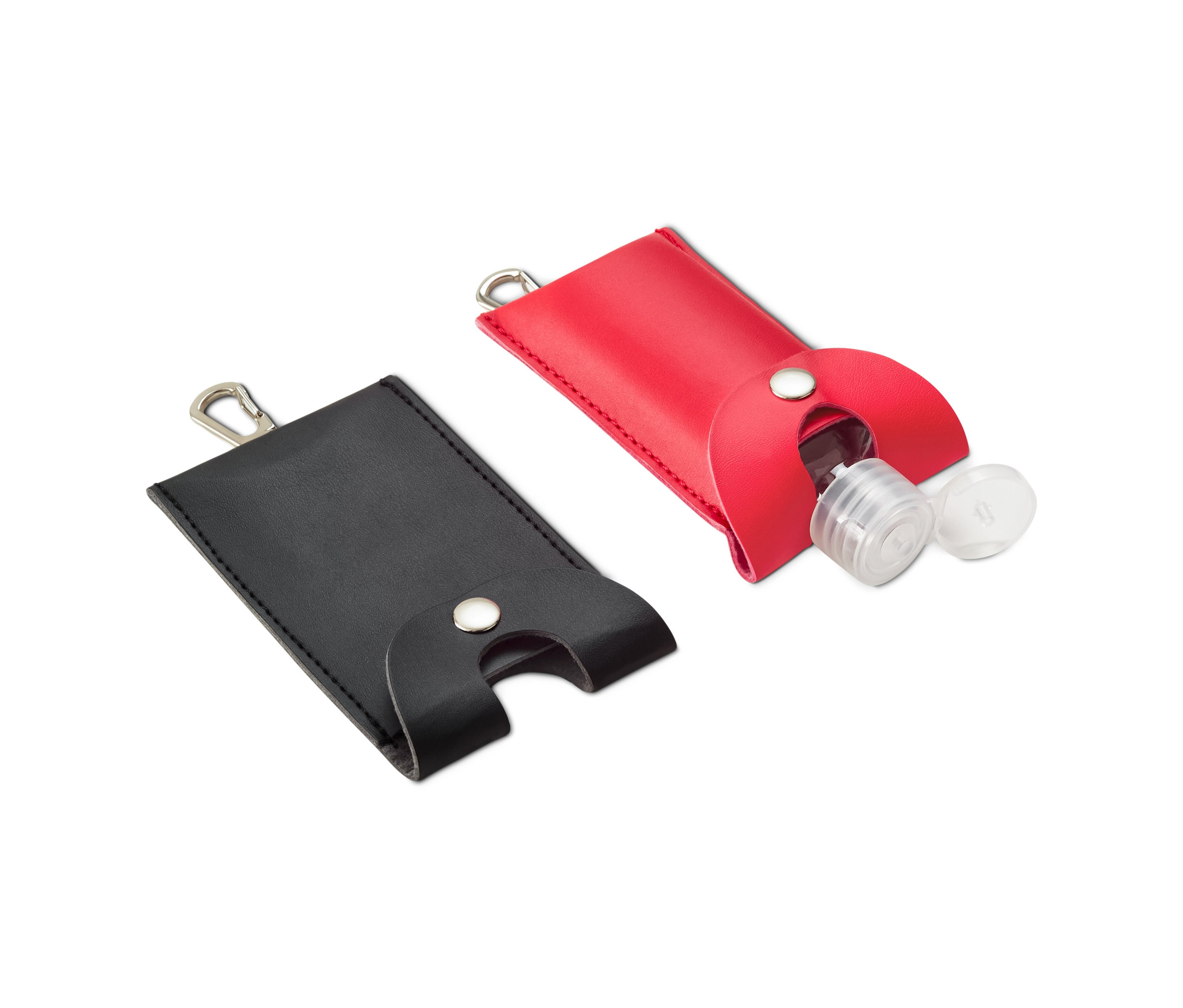 Két tok kézfertőtlenítőhöz fekszik fehér háttéren, egy piros, benne egy átlátszó flakonnal, és egy fekete.