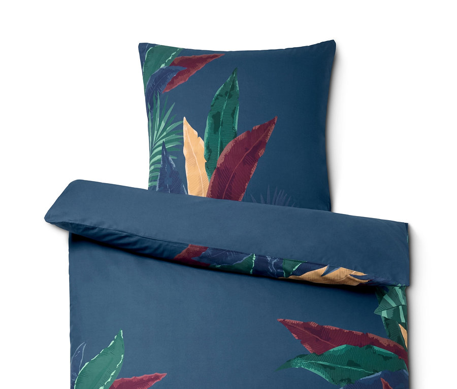 Kék színű, trópusi levélmintás perkál ágyneműgarnitúra, párna- és paplanhuzattal.