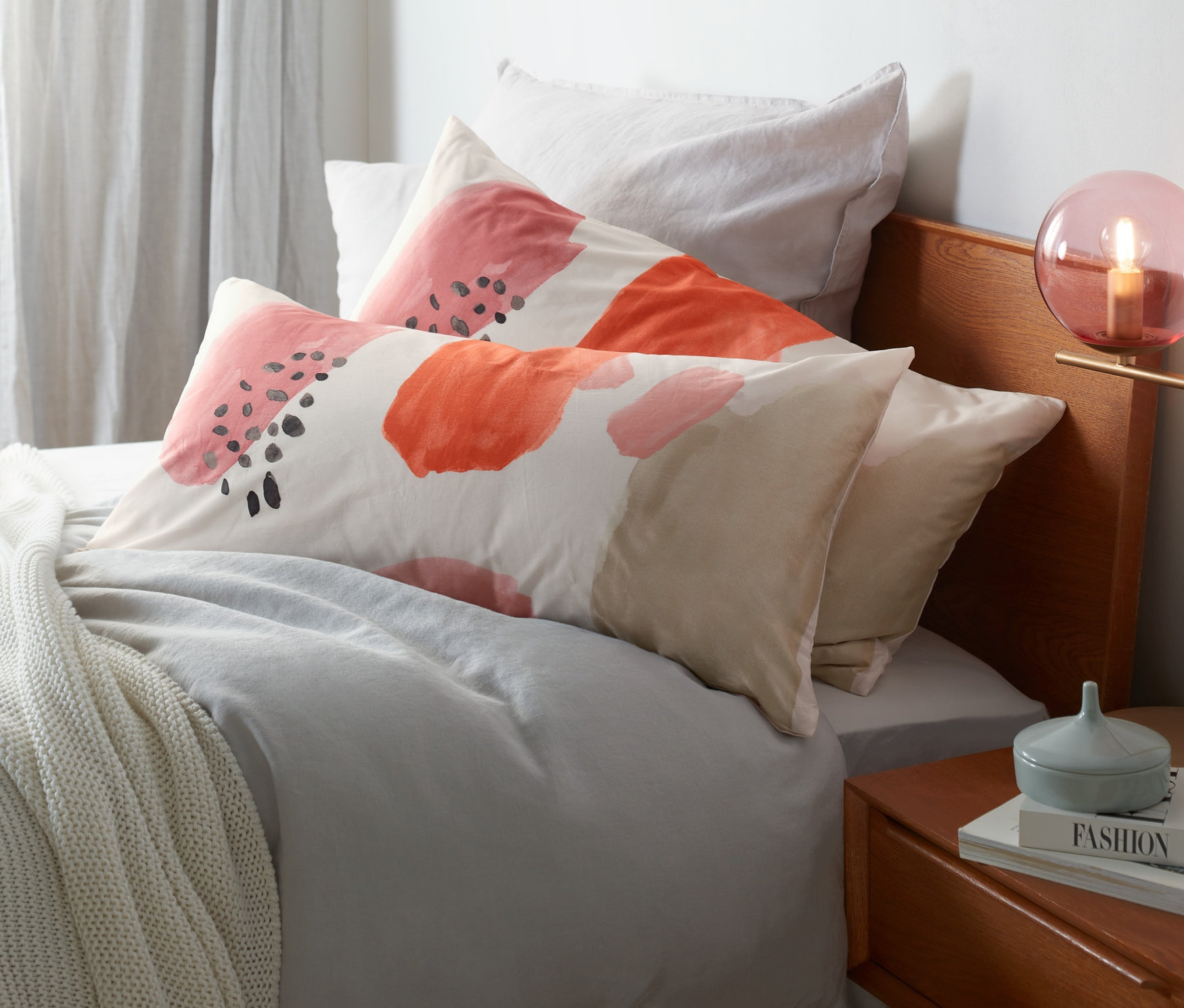 Ágy akvarell mintás, kétoldalas perkál párnahuzatokkal.