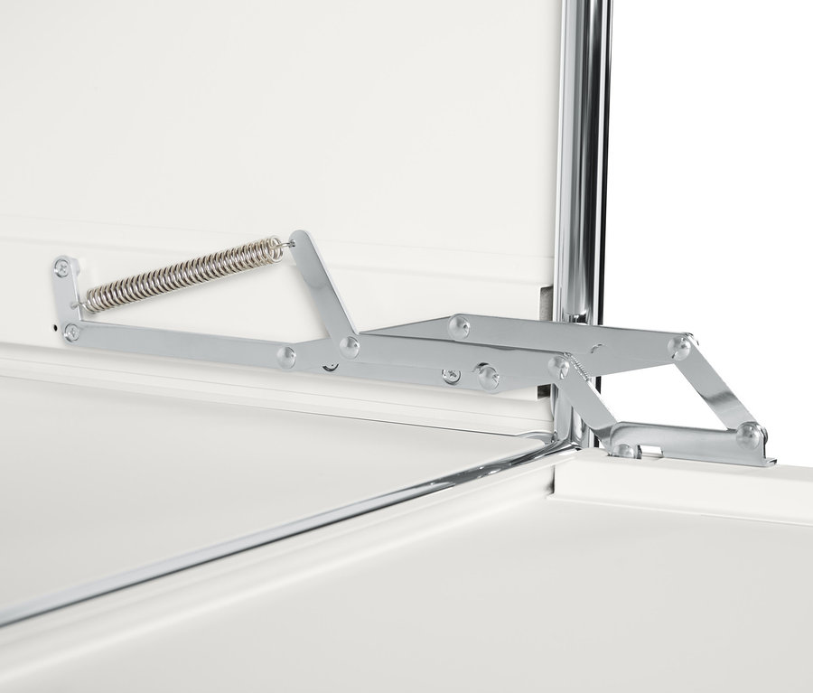 A fehér, 4 ajtós, magas fémpolc CN3 nyitószerkezetének részlete.