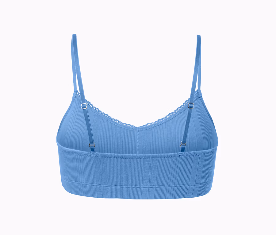 Egy világoskék, bordázott női bustier melltartó részletfotója vékony pántokkal és csipkés szegéllyel.