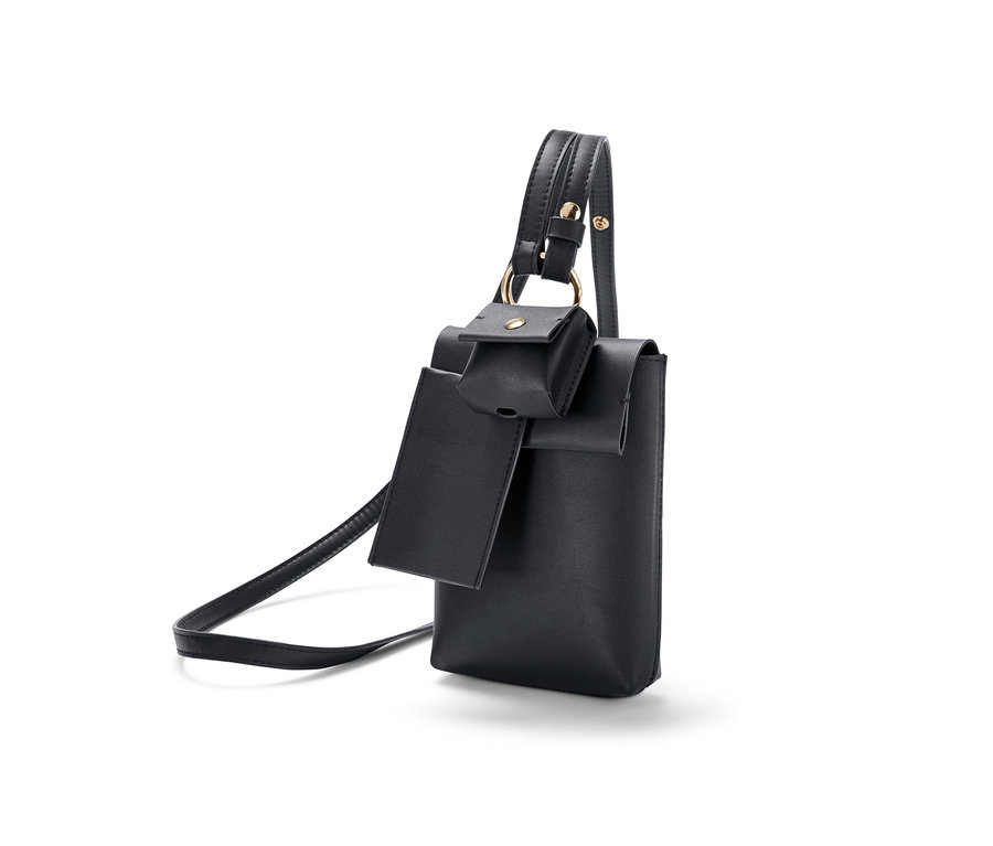 Fekete mini táska pánttal.