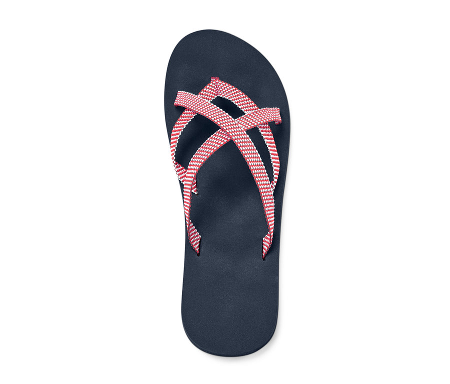 Sötétkék lábujjas papucs, piros-fehér pántokkal.