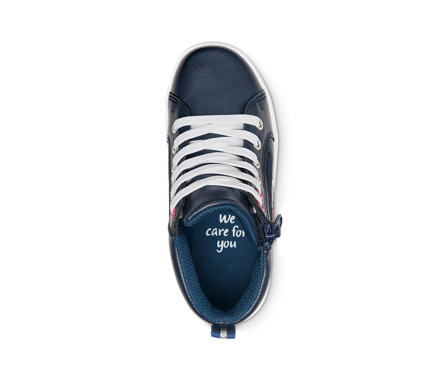 Egy kislány sötétkék sneaker cipőjének részlete.