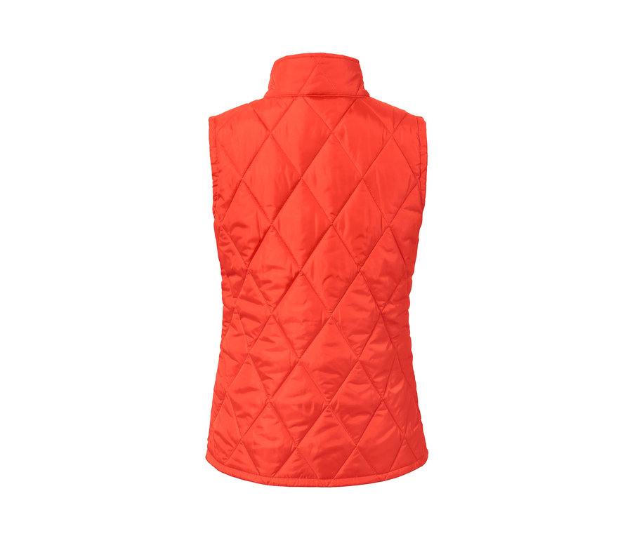 Egy piros, steppelt mellény hátsó részletének képe, mely egy 3 az 1-ben esőkabát része.