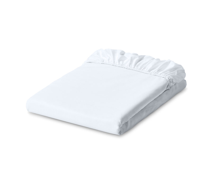 Összehajtott fehér gumis jersey lepedő.