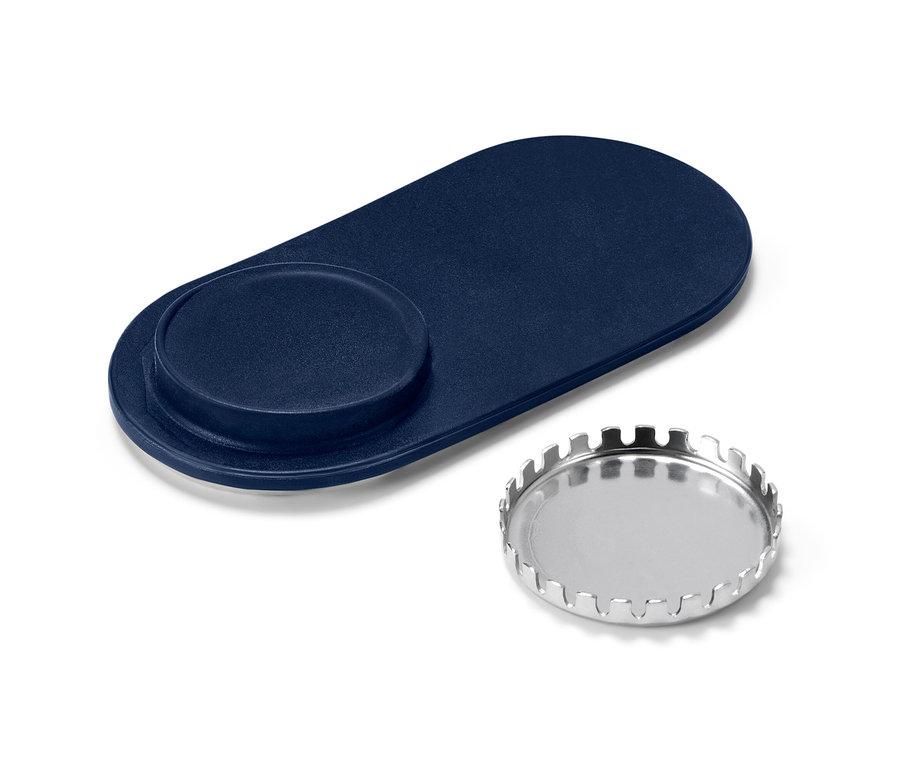 Kék mágneses szappantartó és ezüstszínű fém szappantartó fehér háttéren.