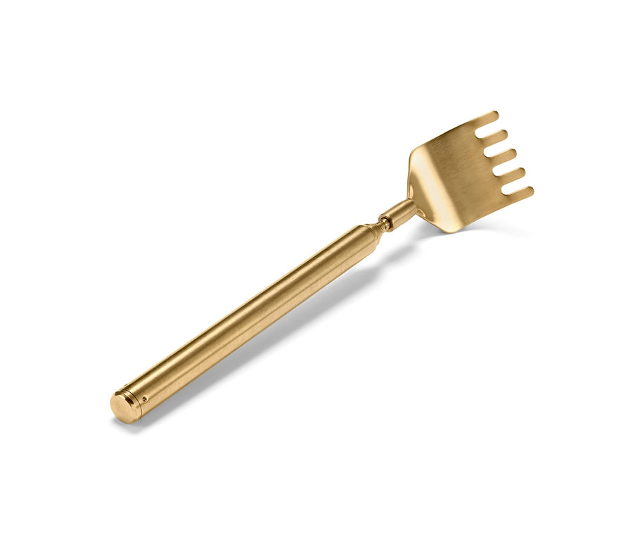 Arany színű teleszkópos hátvakaró fehér háttérrel.