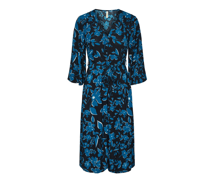 Fekete ruha kék virágmintával, háromnegyedes ujjakkal. Kötős öv a derékon.