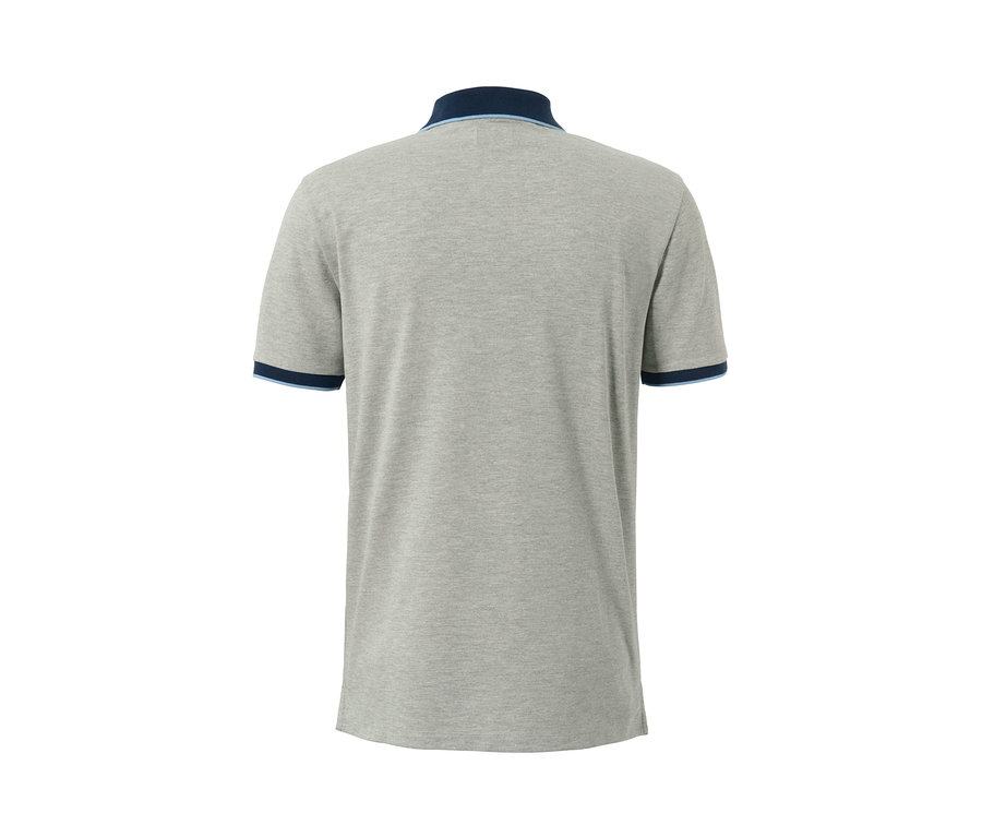 Egy szürke melírozott piké pólóing hátulnézete sötétkék gallérral és ujjakkal.