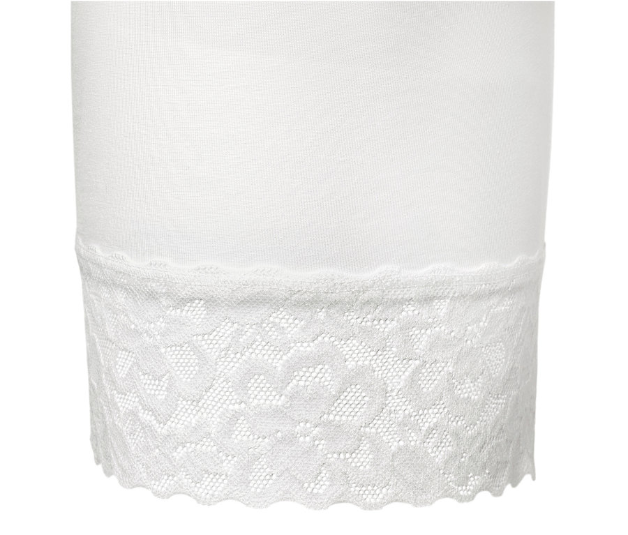 Egy fehér, csipkés szélű női biciklisnadrág részlete.