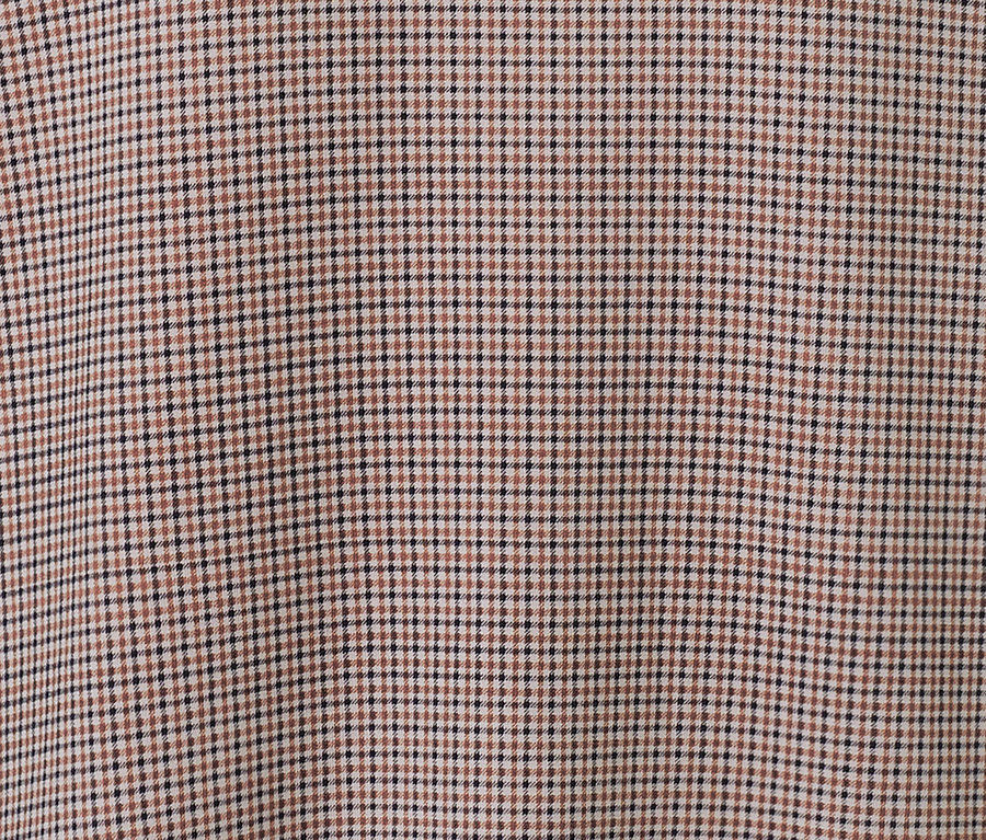 Közelkép egy kockás szabadidőfelsőről.