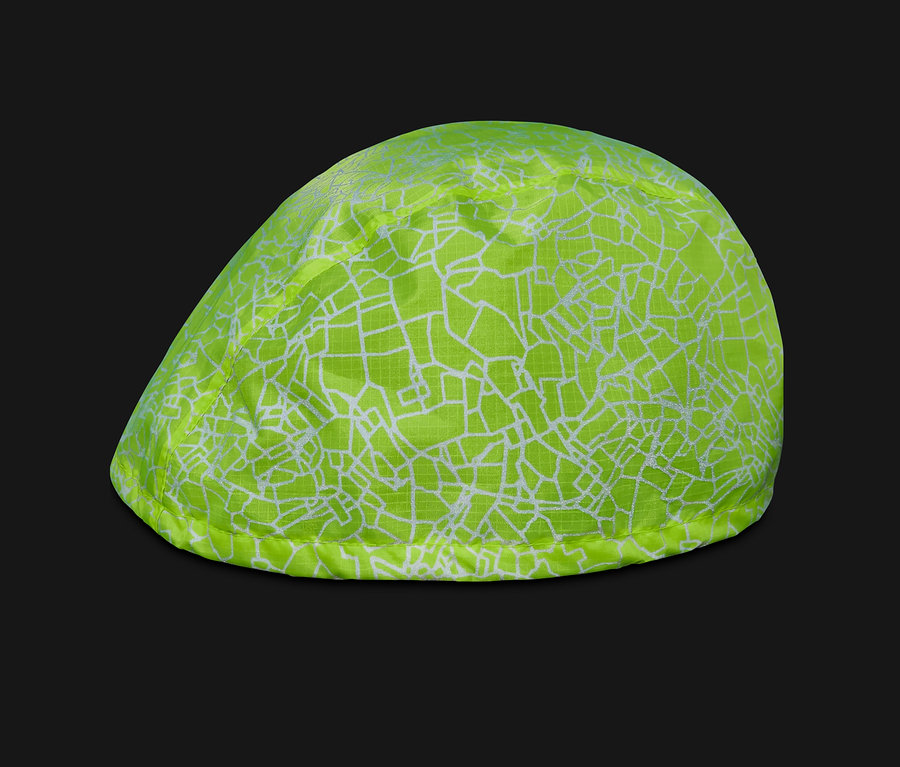 Neonzöld bukósisak védőhuzat fehér geometriai mintával.