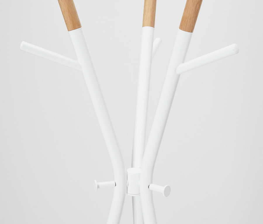 Egy fehér, fa részletekkel ellátott állófogas részletfotója.