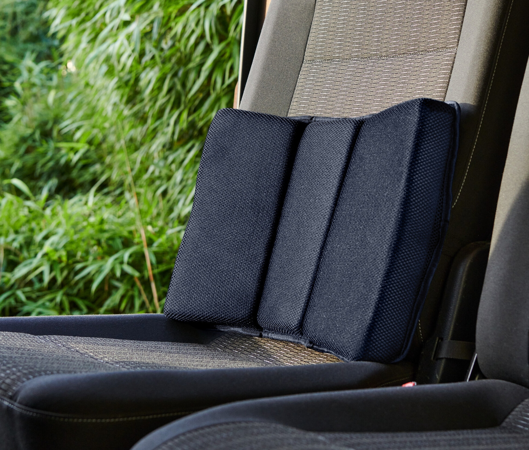 Memóriahabos derékpárna egy autóülésen.