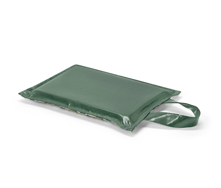 Egy zöld térdpárna fekszik egy fehér háttéren.