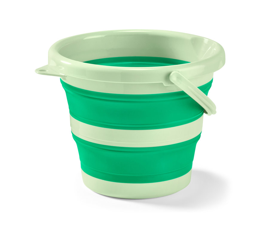 Egy zöld-fehér összecsukható felmosóvödör fehér háttér előtt.