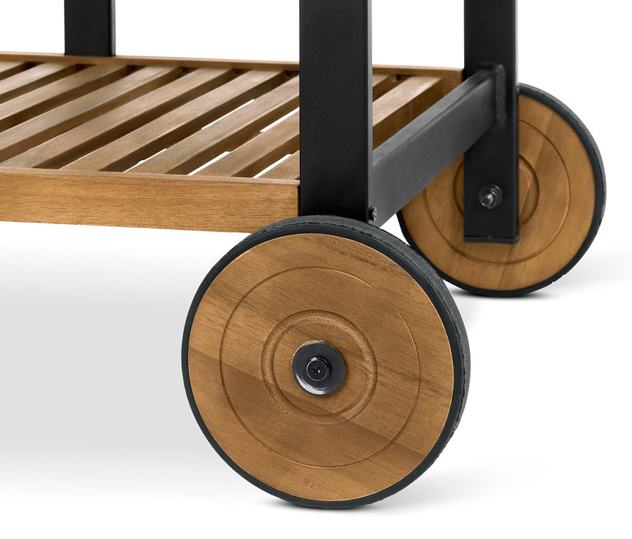 Közelkép egy Elin grillkocsiról, fa kerekekkel és fekete vázzal.