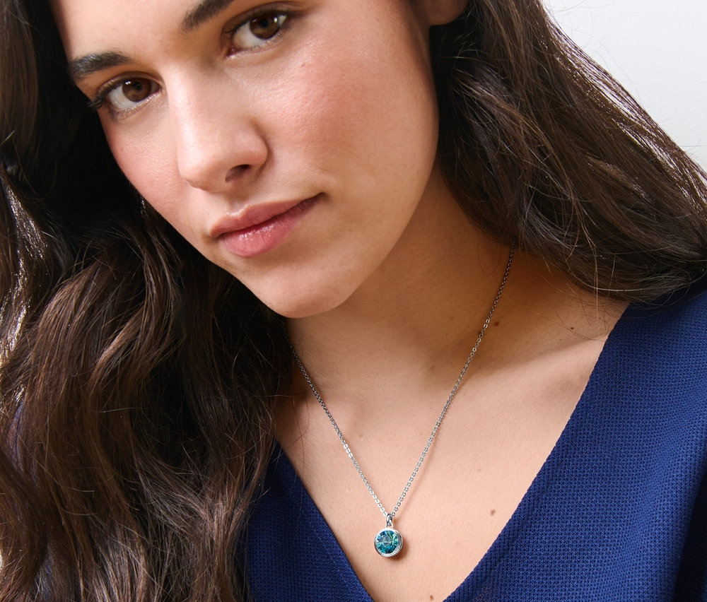 Nő visel egy Blue Shades függővel ellátott láncot.