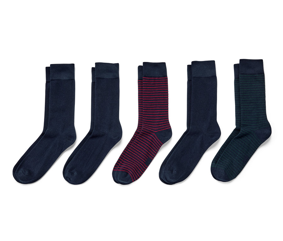 Öt pár különböző színű és mintájú zokni.