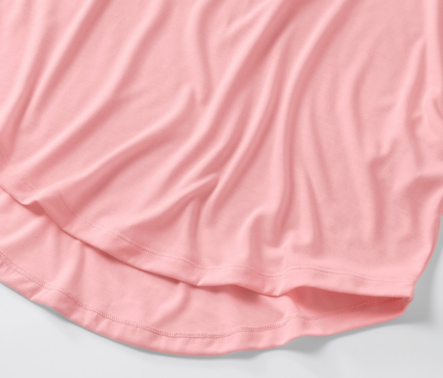 Rózsaszín női hosszú felső részlete.