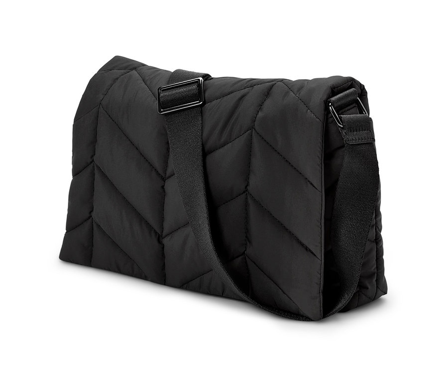 Egy fekete, női steppelt oldaltáska részletes nézete.