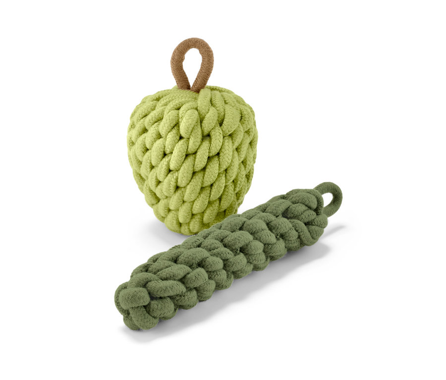 Két kötött pamut kutyajáték, alma és cukkini.
