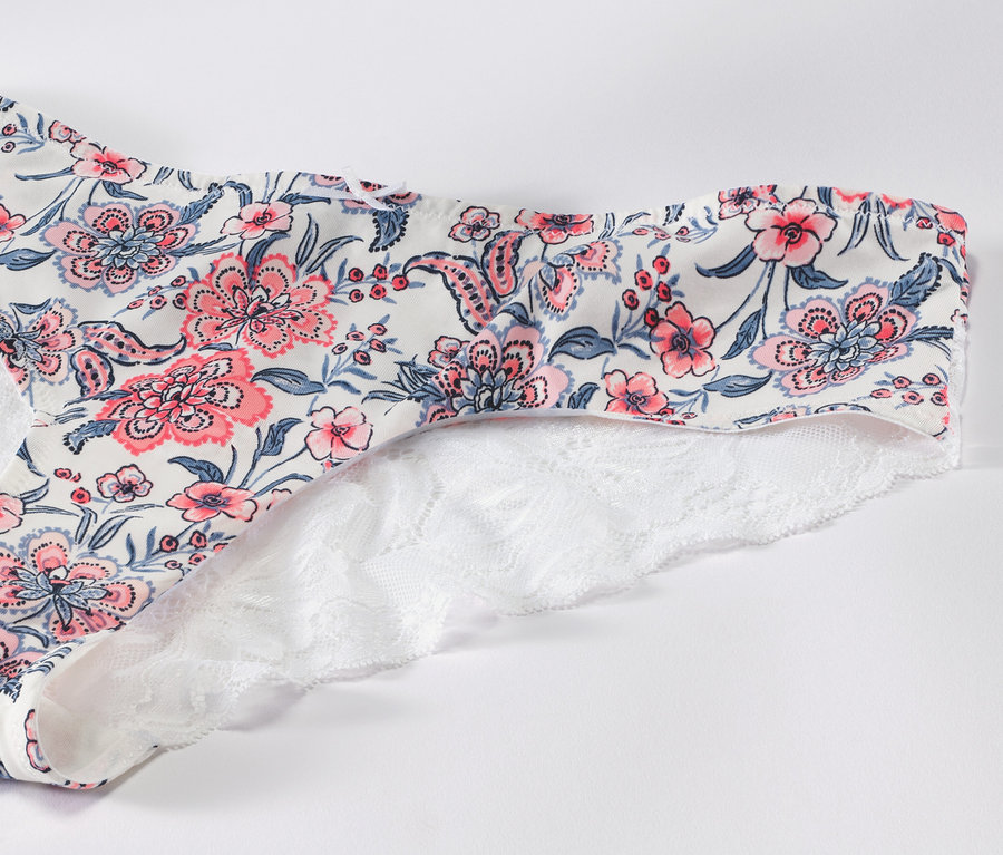 Egy virágmintás, csipkés női brazil alsó a 4 darabos szettből.