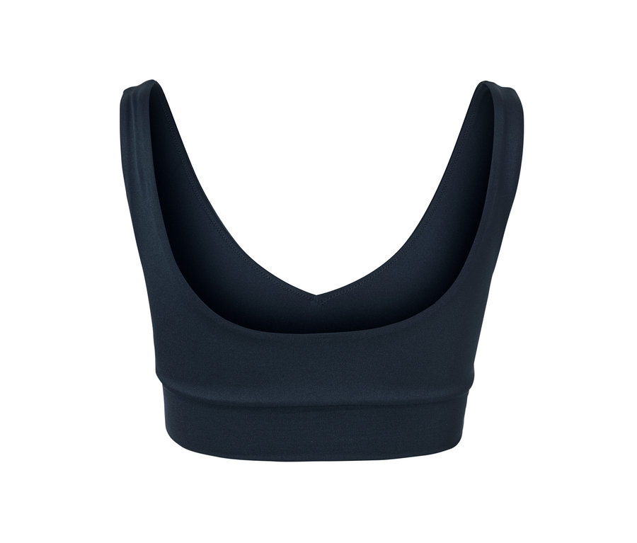 A sötétkék női bustier sportmelltartó részlete.