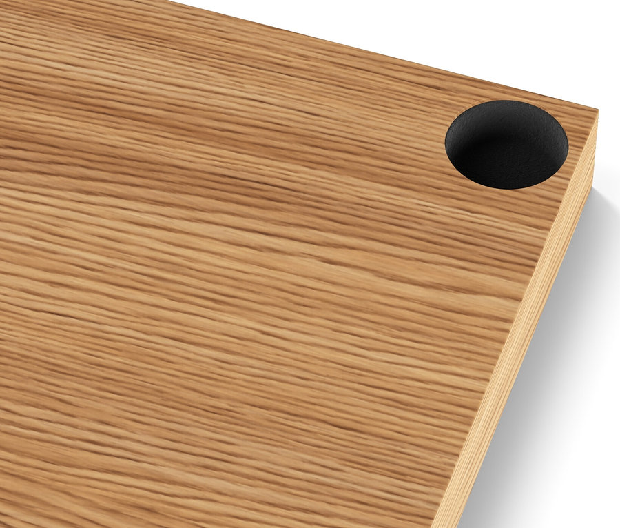 Egy keskeny fém »CN3« komód fa tetejének részlete, fekete lyukkal a sarkában.