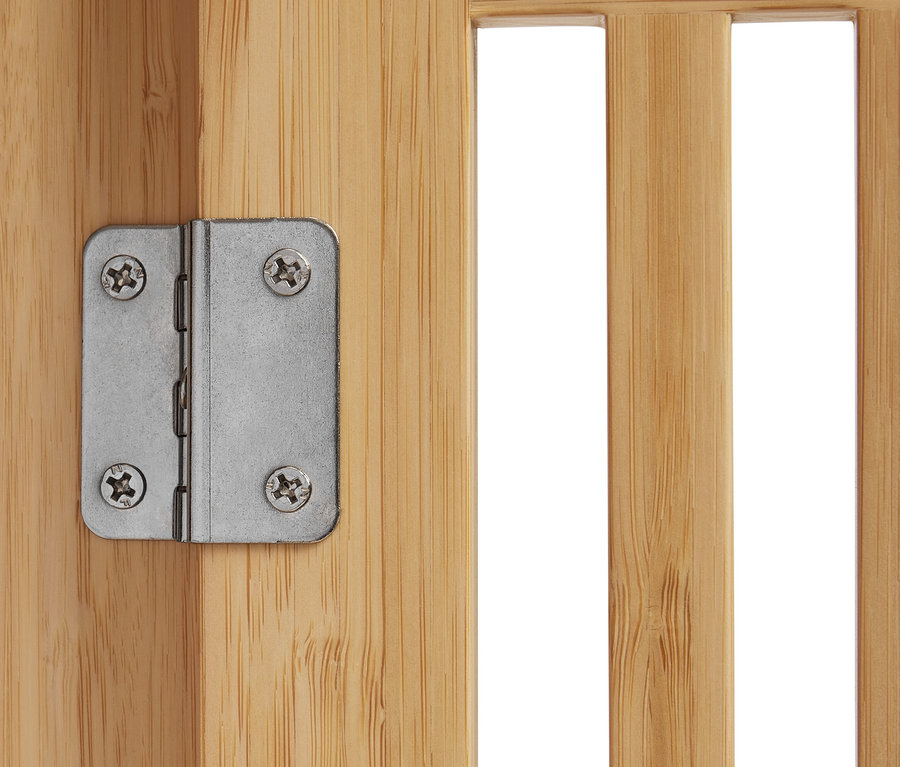 Közelkép egy polcos komód, 1 ajtóval, bambusz anyagból, zsanérral.