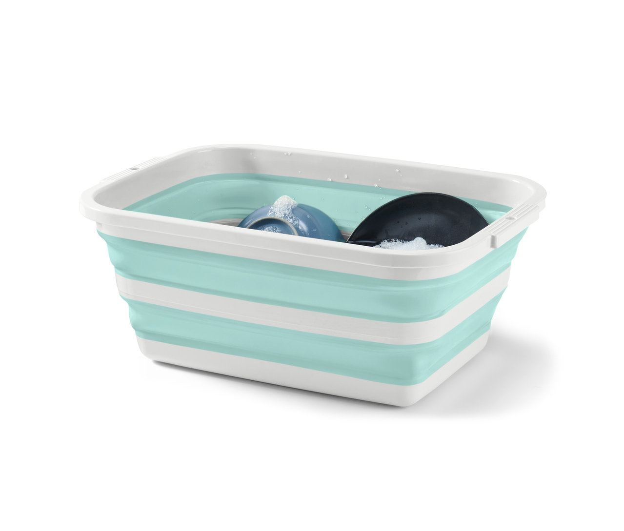 Összehajtható ruháskosár elmosott edényekkel.