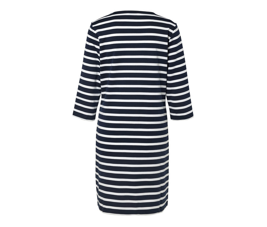 Hátulnézet egy csíkos, háromnegyedes ujjú női lezser ruháról.