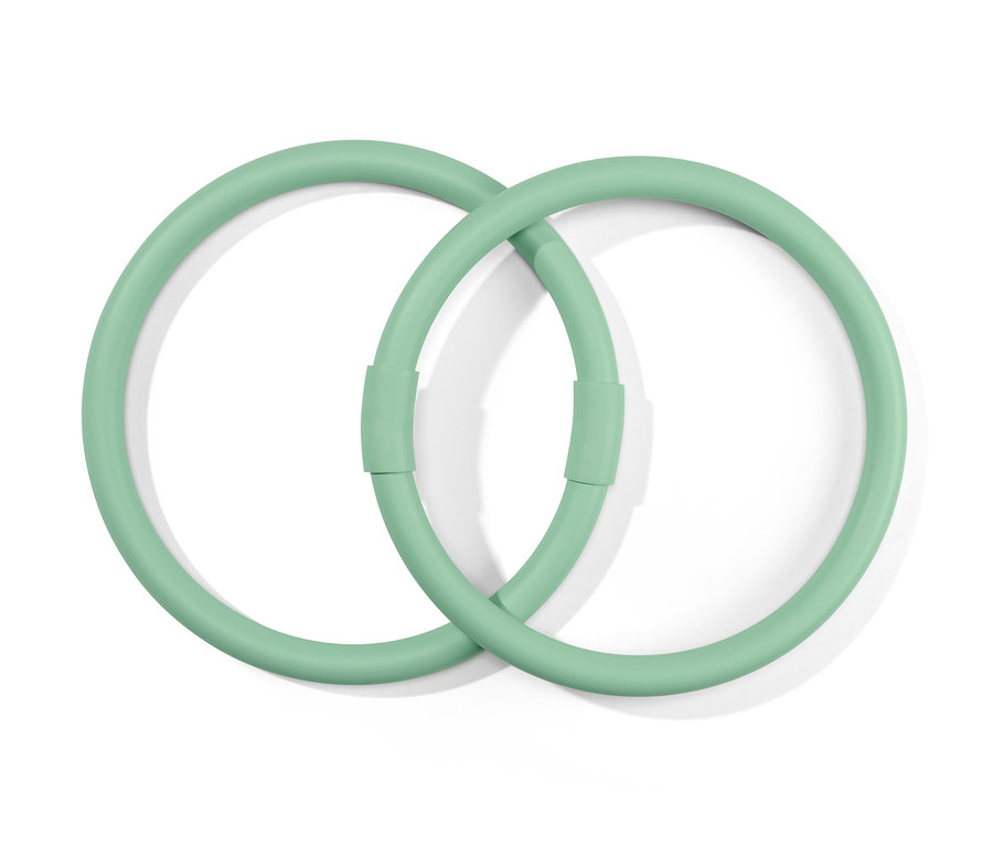 Két zöld fitnesz karedző karika szettben, zöld színben, összefonódva fekszik egy fehér háttéren.