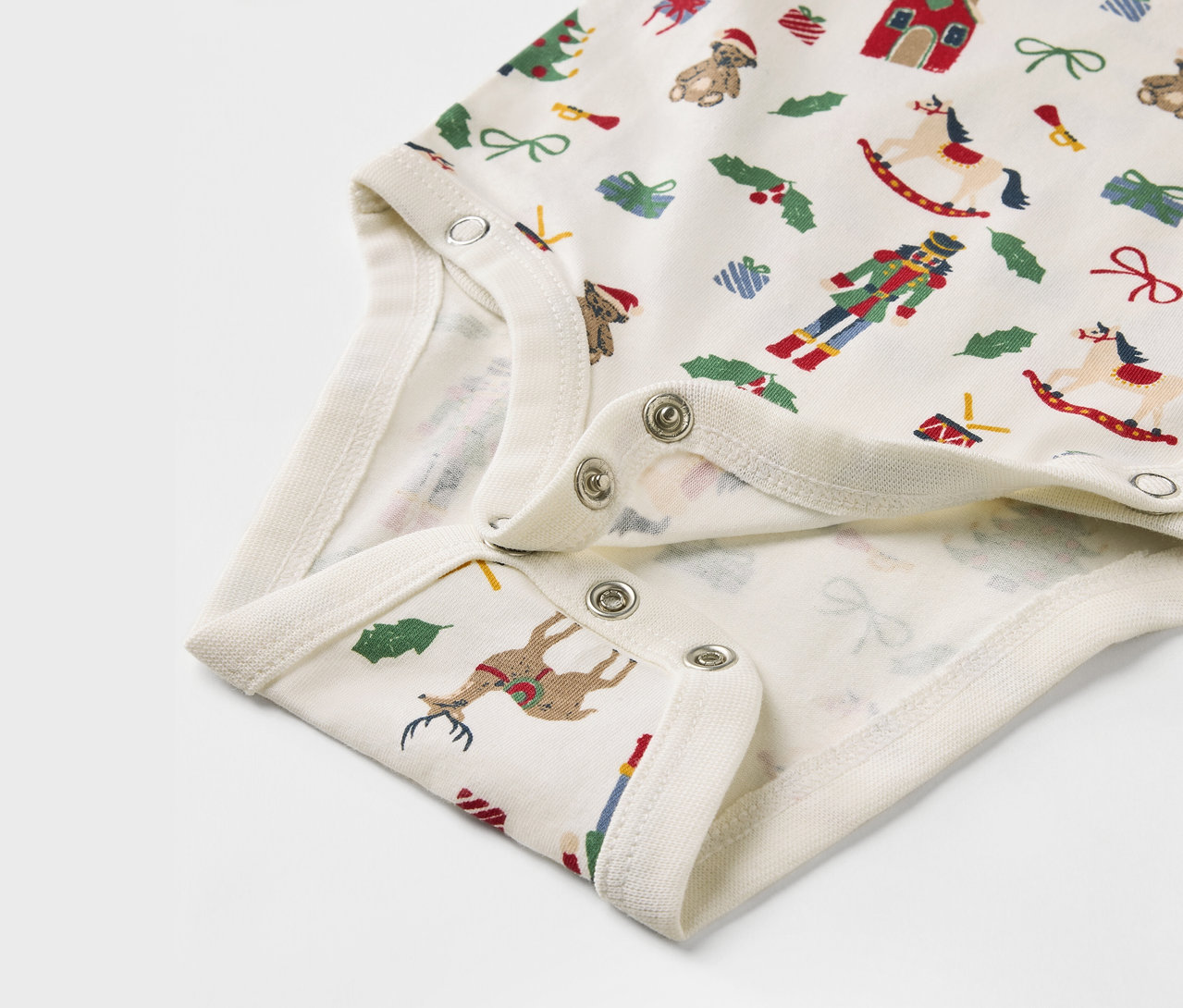 Egy karácsonyi mintás baba body részlete.