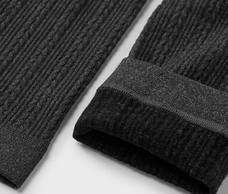Szürke kötött leggings részlete fleece béléssel.