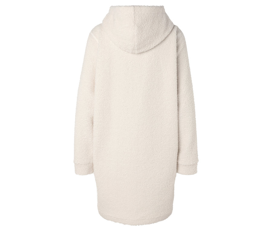 Hátulnézet egy hosszú, krémszínű teddy fleece kapucnis pulóverről.